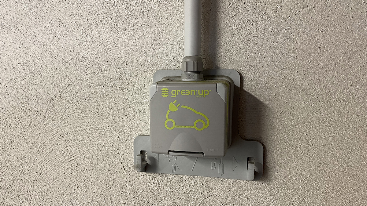 Quel est le prix d'installation d'une prise renforcée pour sa voiture électrique ?